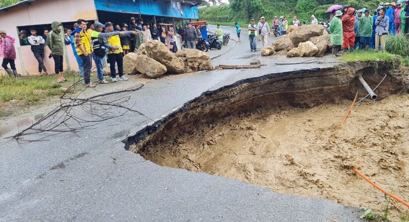 digerus-air-sungai,-jalan-nasional-solok-muara-labuh-di-lolo-pantai-cermin-nyaris-putus