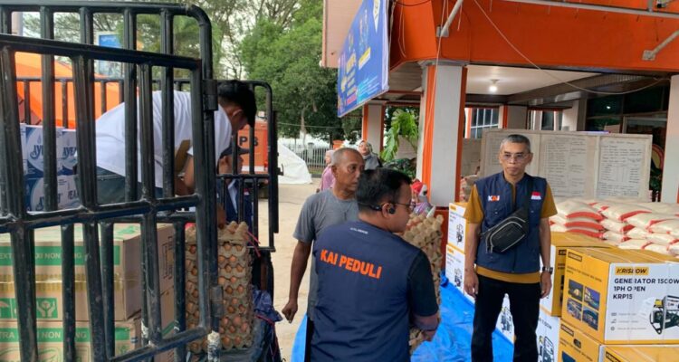 peduli-berkelanjutan-;-kai-divre-ii-sumbar-salurkan-bantuan-bencana-alam-tahap-kedua