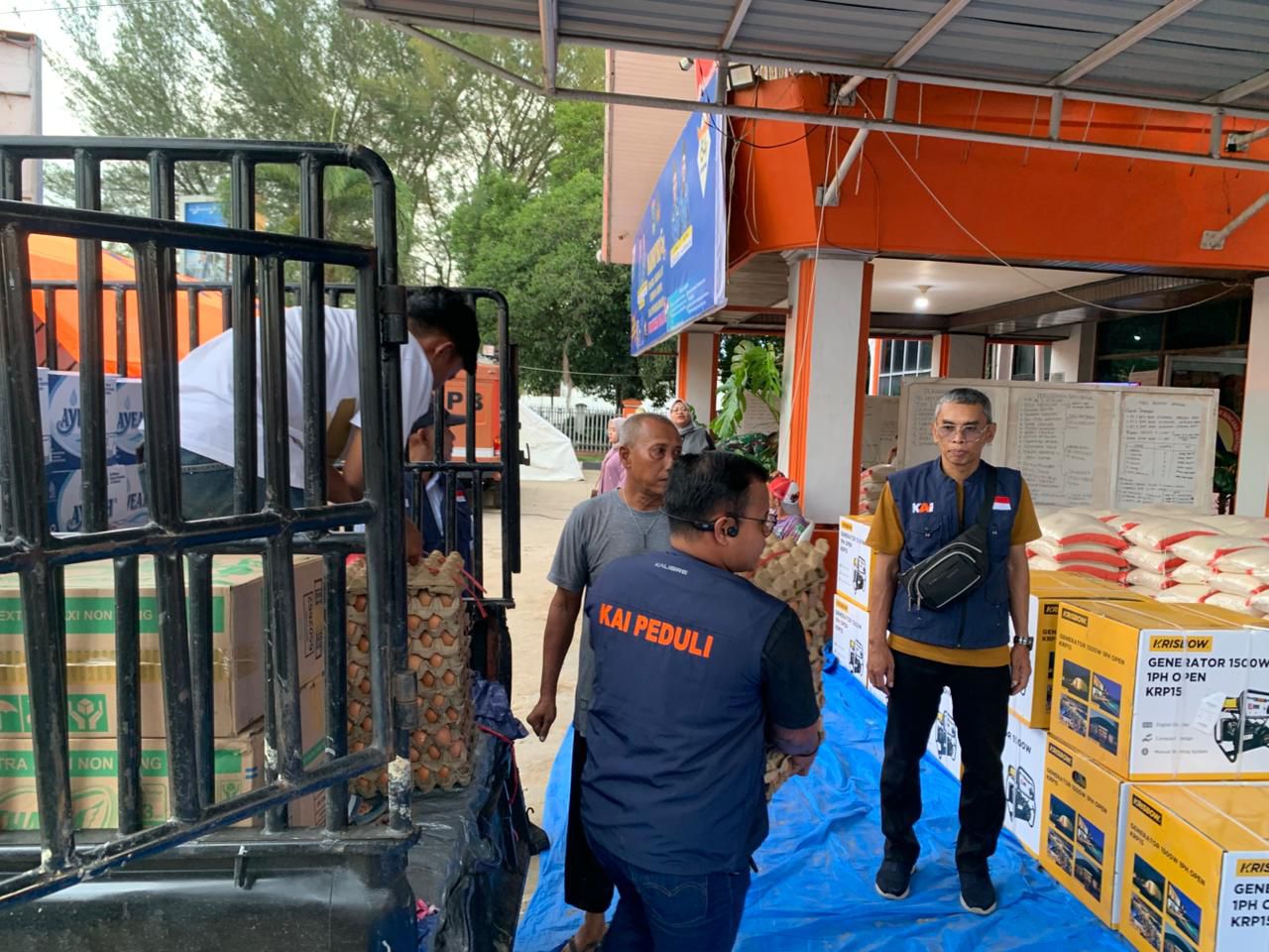 peduli-berkelanjutan-;-kai-divre-ii-sumbar-salurkan-bantuan-bencana-alam-tahap-kedua