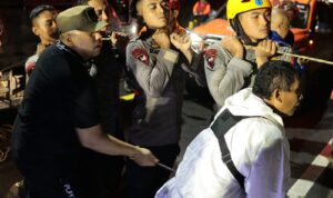 mulai-terbebas-dari-material-galodo,-wako-hendri-arnis-tinjau-jembatan-kembar-dan-proses-evakuasi-di-mega-mendung