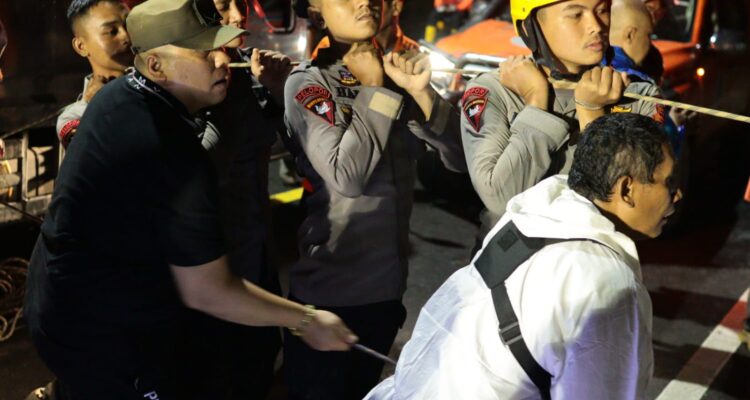 mulai-terbebas-dari-material-galodo,-wako-hendri-arnis-tinjau-jembatan-kembar-dan-proses-evakuasi-di-mega-mendung