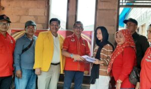 depinas-soksi-peduli-salurkan-seragam-sekolah-untuk-anak-anak-terdampak-banjir-dan-longsor-di-kota-padang