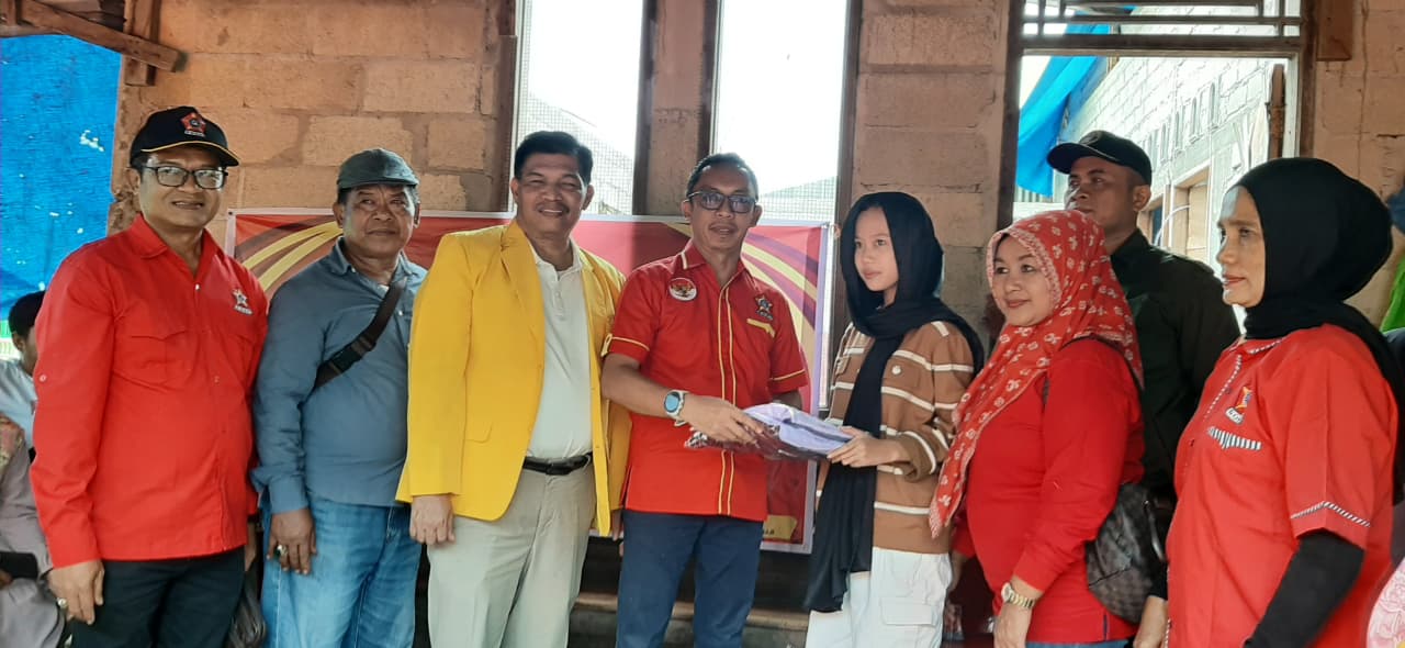 depinas-soksi-peduli-salurkan-seragam-sekolah-untuk-anak-anak-terdampak-banjir-dan-longsor-di-kota-padang