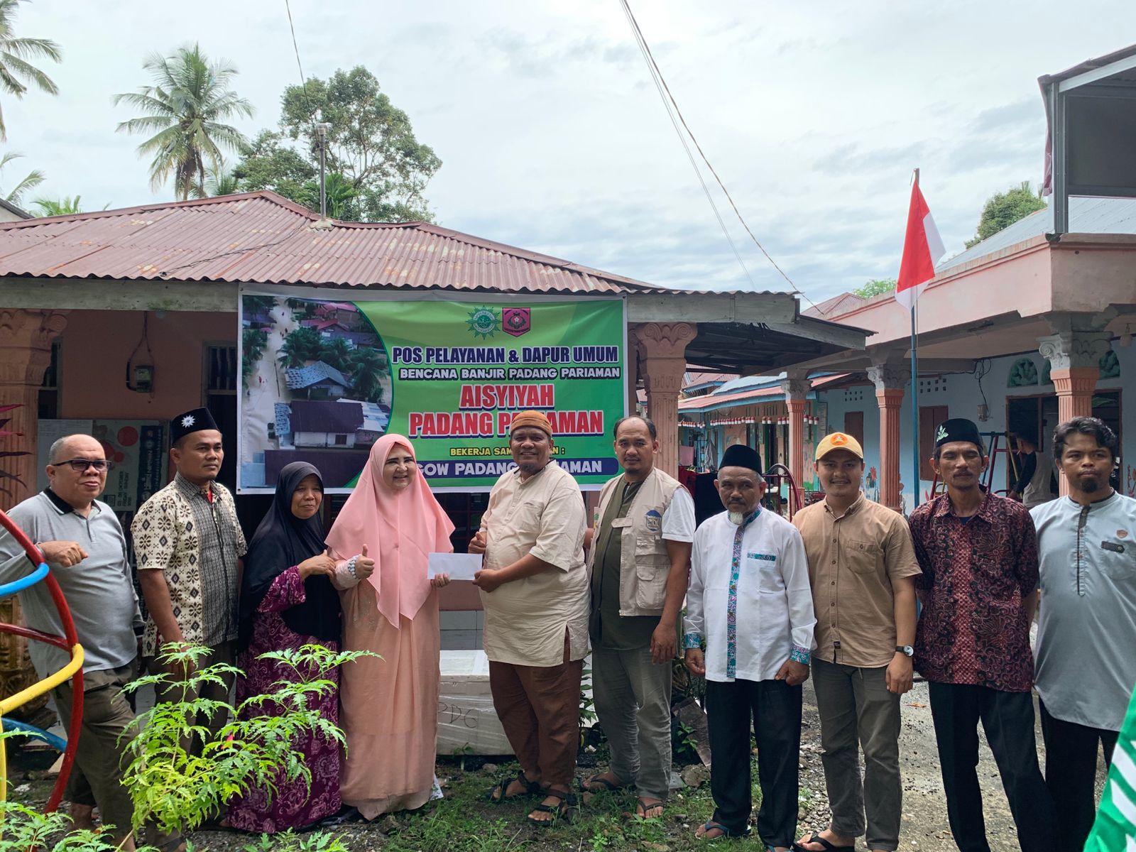 nevi-zuairina-secara-bertahap-berikan-bantuan-untuk-korban-banjir-bandang-di-kabupaten-padang-pariaman-dan-kota-pariaman