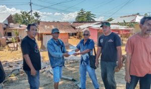 gerak-cepat-tim-peduli-banjir-bandang-sumbar,-bantu-pembersihan-lumpur-di-kampung-lapai