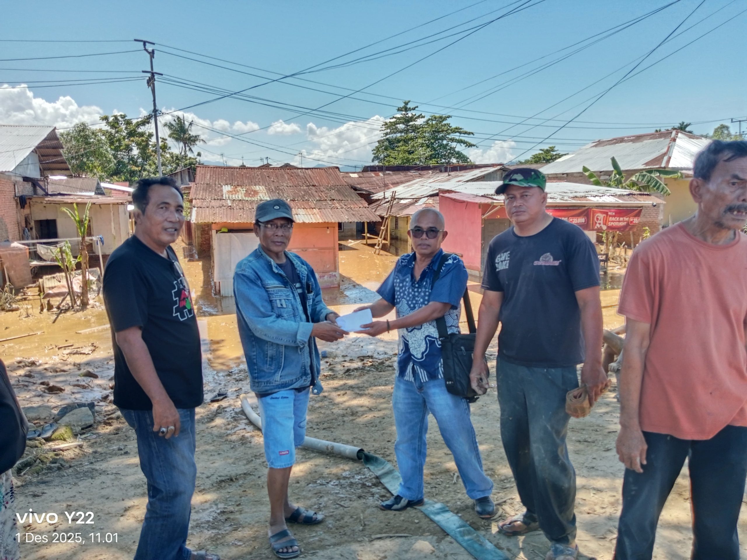 gerak-cepat-tim-peduli-banjir-bandang-sumbar,-bantu-pembersihan-lumpur-di-kampung-lapai