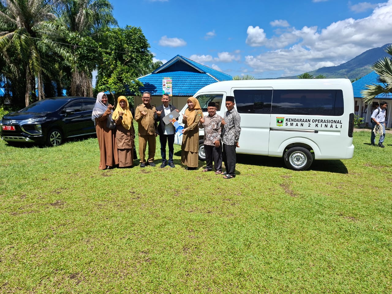 reses-di-sma-2-kinali,-anggota-dprd-sumbar-ali-muda-serahkan-mobil-operasional