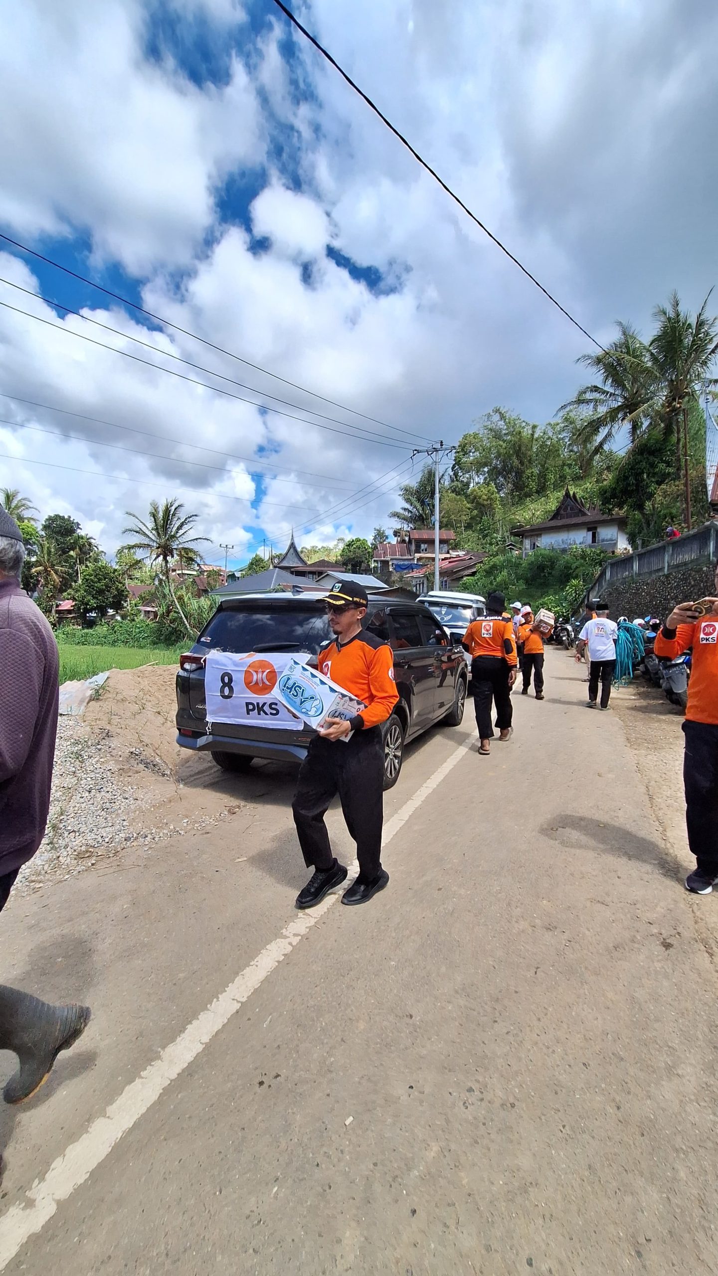anggota-dprd-sumbar-irsyad-safar-serahkan-bantuan-untuk-korban-tanah-bergerak-di-gunung-omeh