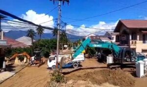 pasca-banjir-pupr-padang-turunkan-23-alat-berat-bersihkan-lumpur-dan-sedimen