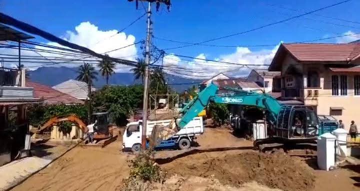 pasca-banjir-pupr-padang-turunkan-23-alat-berat-bersihkan-lumpur-dan-sedimen