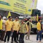 buka-keterisoliran-ulah-material-banjir-longsor,-partai-golkar-kerahkan-4-alat-berat