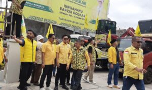 buka-keterisoliran-ulah-material-banjir-longsor,-partai-golkar-kerahkan-4-alat-berat buka-keterisoliran-ulah-material-banjir-longsor,-partai-golkar-kerahkan-4-alat-berat