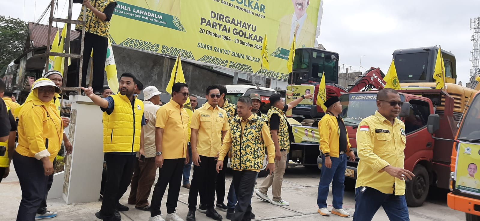 buka-keterisoliran-ulah-material-banjir-longsor,-partai-golkar-kerahkan-4-alat-berat