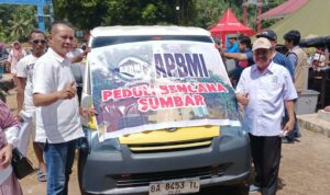 ketua-apbmi-sumbar-hm-tauhid-kenang-jembatan-gantung-saat-salurkan-800-paket-sembako