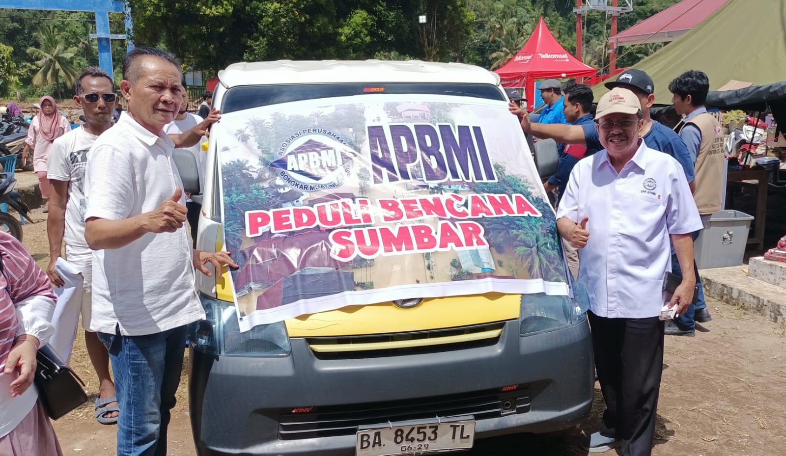 ketua-apbmi-sumbar-hm-tauhid-kenang-jembatan-gantung-saat-salurkan-800-paket-sembako