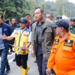 tinjau-jalan-nasional-lembah-anai-yang-putus-akibat-banjir-longsor,-ahy:-sumbar-harus-bangkit