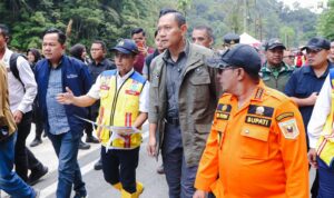 tinjau-jalan-nasional-lembah-anai-yang-putus-akibat-banjir-longsor,-ahy:-sumbar-harus-bangkit