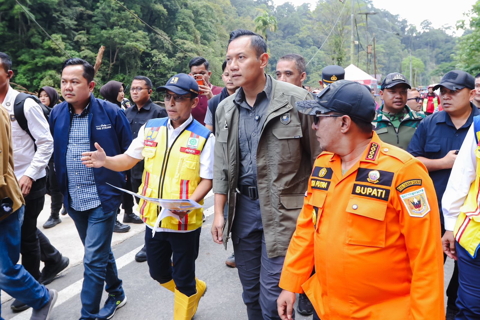 tinjau-jalan-nasional-lembah-anai-yang-putus-akibat-banjir-longsor,-ahy:-sumbar-harus-bangkit