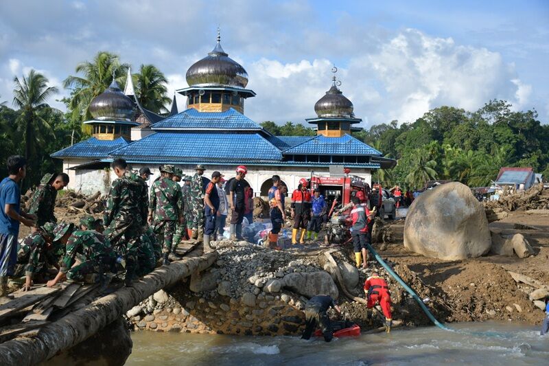 akses-terputus,-semen-padang-peduli-siapkan-jembatan-darurat-di-koto-alam-untuk-buka-jalur-bantuan