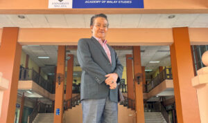 dosen-fbs-unp-kembali-diundang-sebagai-external-examiner-di-universiti-malaya