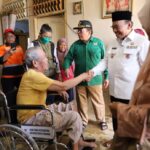 wakil-walikota-padang-serahkan-bantuan-kursi-roda-kepada-lansia