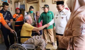 wakil-walikota-padang-serahkan-bantuan-kursi-roda-kepada-lansia