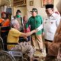 wakil-walikota-padang-serahkan-bantuan-kursi-roda-kepada-lansia