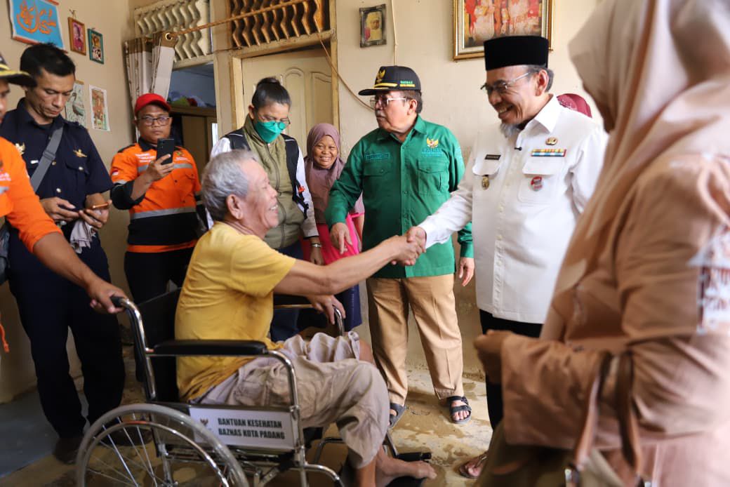 wakil-walikota-padang-serahkan-bantuan-kursi-roda-kepada-lansia