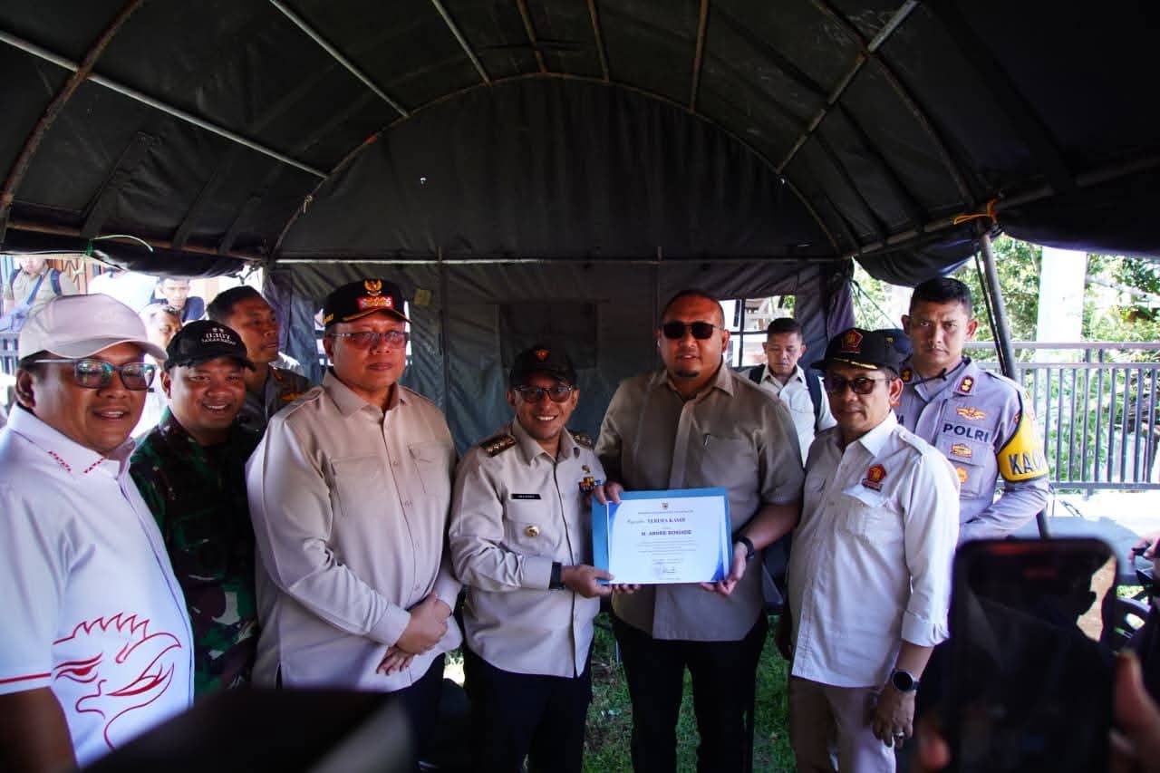 andre-rosiade-salurkan-bantuan-ke-tanah-datar,-rony-mulyadi-dampingi-peninjauan-korban-bencana
