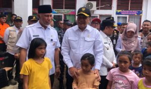 menko-polhukam-serahkan-bantuan-rp309-juta-bagi-korban-banjir-dan-longsor-di-padang menko-polhukam-serahkan-bantuan-rp309-juta-bagi-korban-banjir-dan-longsor-di-padang