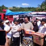 andre-rosiade-serahkan-paket-sembako-bagi-warga-terdampak-bencana-galodo-di-tanah-datar