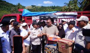 andre-rosiade-serahkan-paket-sembako-bagi-warga-terdampak-bencana-galodo-di-tanah-datar