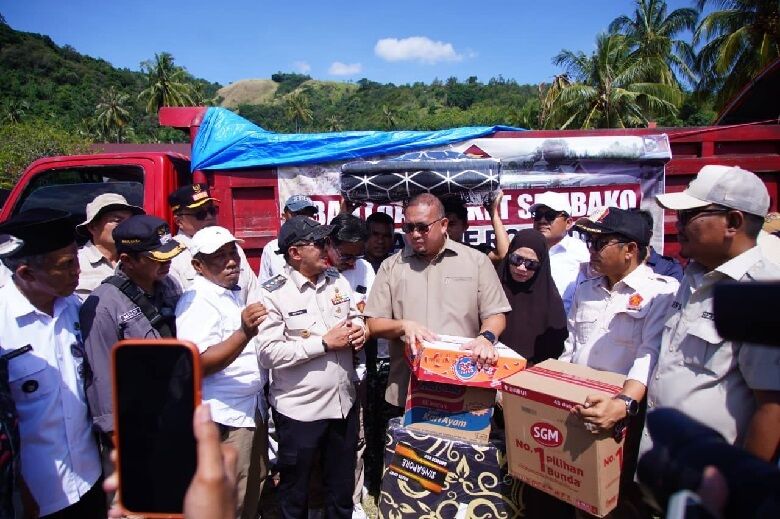 andre-rosiade-serahkan-paket-sembako-bagi-warga-terdampak-bencana-galodo-di-tanah-datar