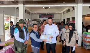 walikota-padang-apresiasi-dan-terima-langsung-bantuan-dari-jasa-raharja-putera-untuk-warga-bencana-hidrometeorologi