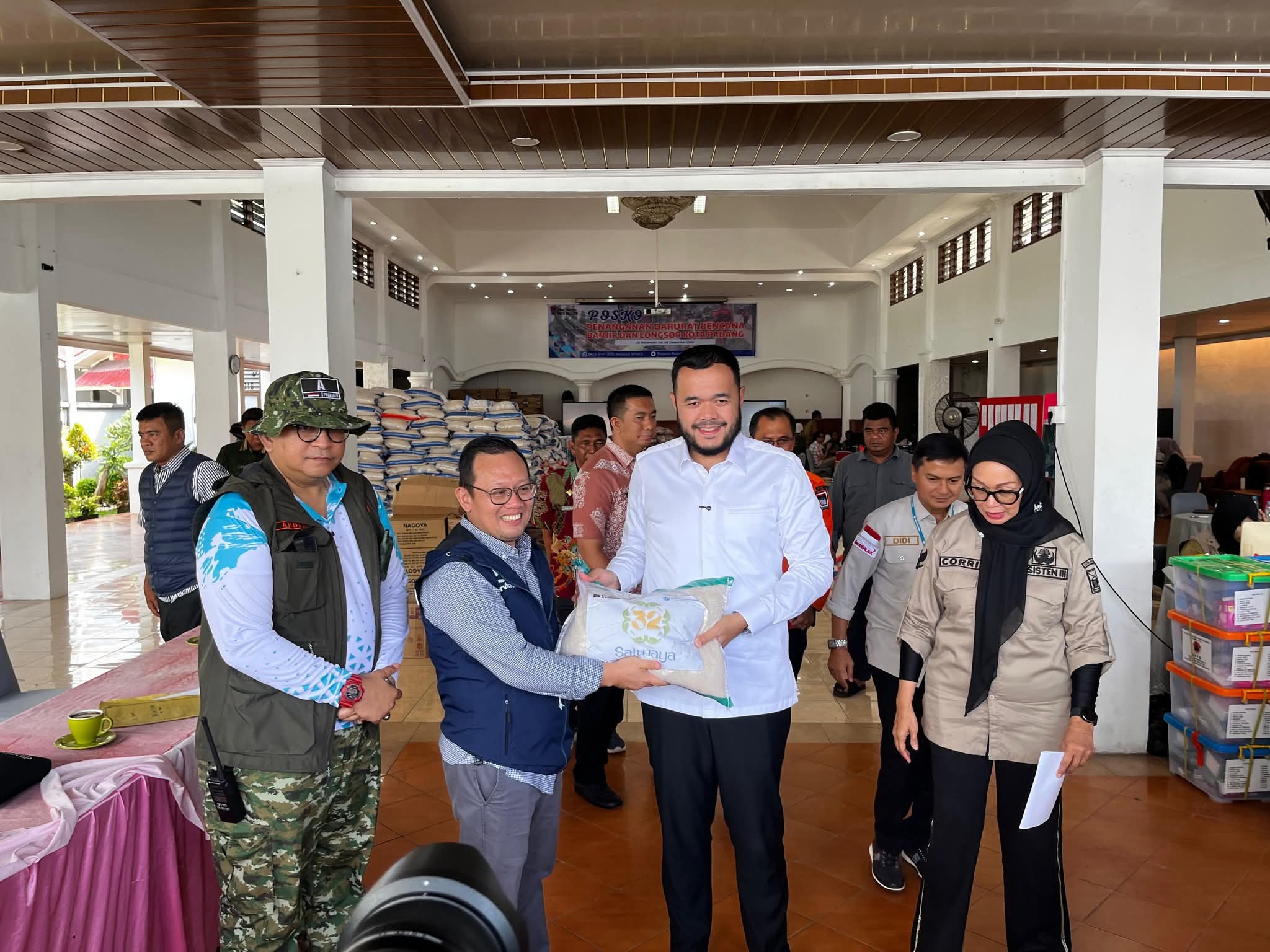 walikota-padang-apresiasi-dan-terima-langsung-bantuan-dari-jasa-raharja-putera-untuk-warga-bencana-hidrometeorologi