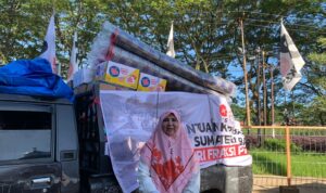 bersama-warga-menata-duka:-hj.-nevi-zuairina-&-sekjen-pks-salurkan-bantuan-dari-potongan-gaji-anggota-dpr-untuk-korban-bencana-sumbar bersama-warga-menata-duka:-hj.-nevi-zuairina-&-sekjen-pks-salurkan-bantuan-dari-potongan-gaji-anggota-dpr-untuk-korban-bencana-sumbar