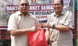 andre-rosiade-bagikan-2.000-paket-bantuan-untuk-kota-pariaman