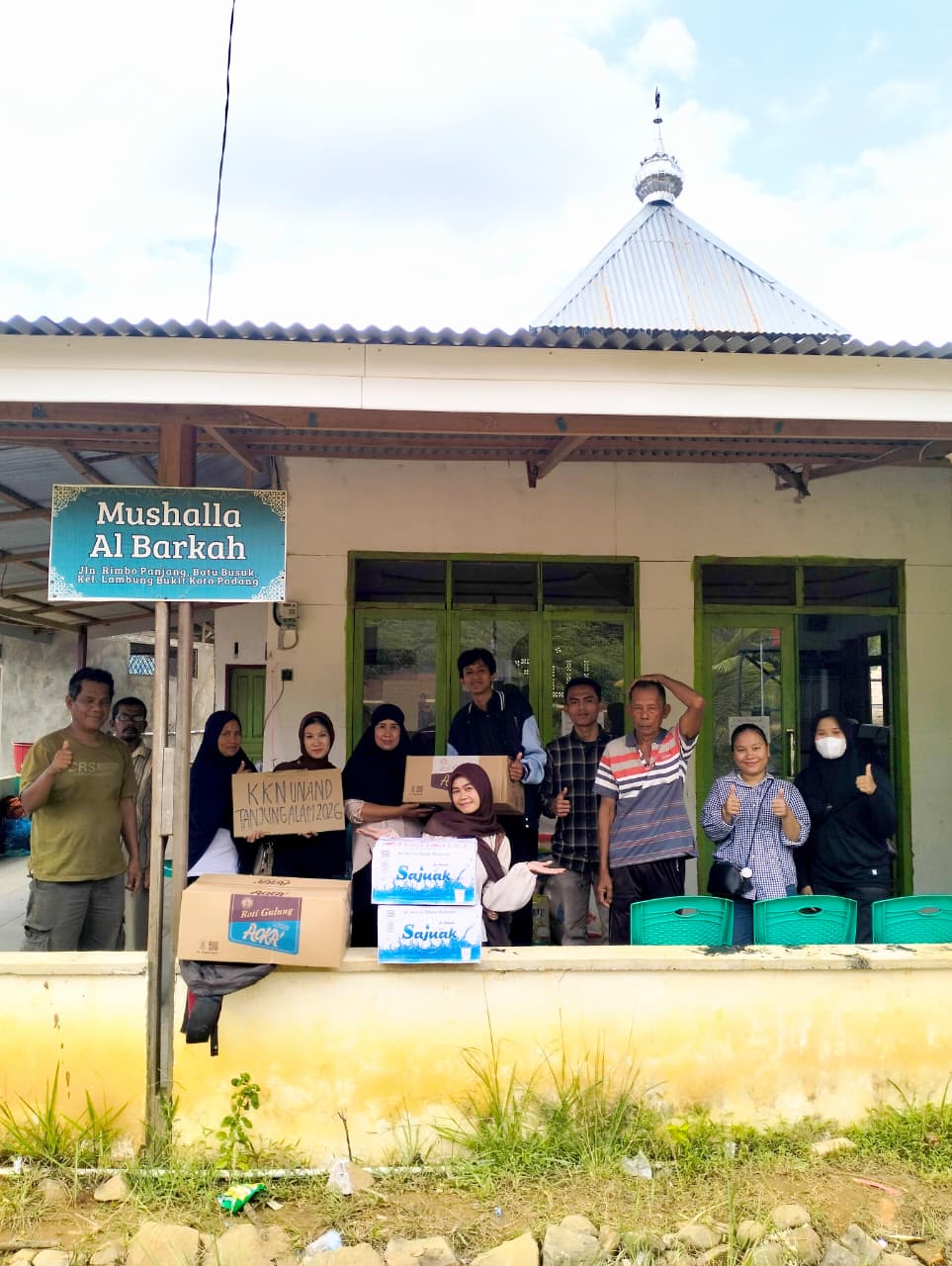 aksi-relawan-mahasiswa-kkn-unand-tanjung-alam-2026-di-posko-bencana-batu-busuk