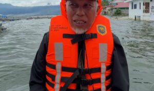 akses-terputus,-mahyeldi-naik-speedboat-sambangi-warga-sungai-batang-yang-terisolir