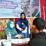 ketua-tp-ppk-kota-padang-ny-dr.-dian-puspita-fadly-amran-cek-langsung-kesehatan-warga-terdampak-banjir-bandang
