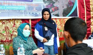 ketua-tp-ppk-kota-padang-ny-dr.-dian-puspita-fadly-amran-cek-langsung-kesehatan-warga-terdampak-banjir-bandang