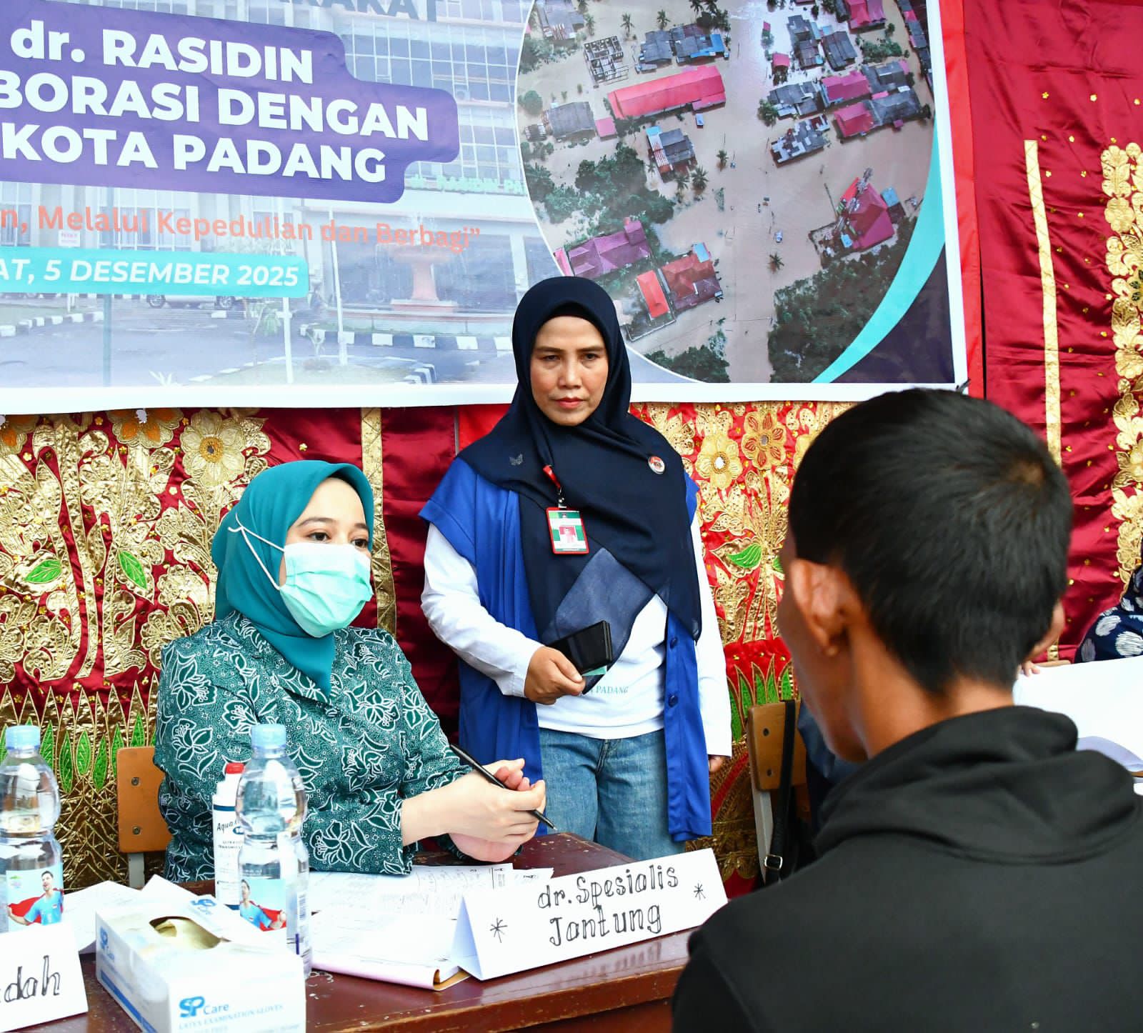 ketua-tp-ppk-kota-padang-ny-dr.-dian-puspita-fadly-amran-cek-langsung-kesehatan-warga-terdampak-banjir-bandang