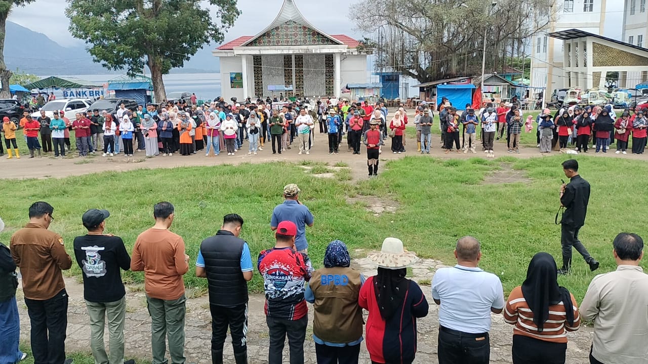 pemkab-solok-kerahkan-asn-dan-pgri-bersihkan-sampah-pasca-banjir-di-danau-singkarak