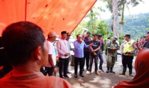 serahkan-bantuan-ke-jorong-gunung-bungsu-batipuah,-eka-putra-minta-masyarakat-tetap-waspadai-perubahan-cuaca