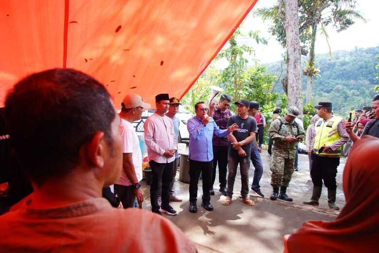 serahkan-bantuan-ke-jorong-gunung-bungsu-batipuah,-eka-putra-minta-masyarakat-tetap-waspadai-perubahan-cuaca