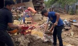 asn-pemko-padang-gotong-royong-bersihkan-sman-12-padang