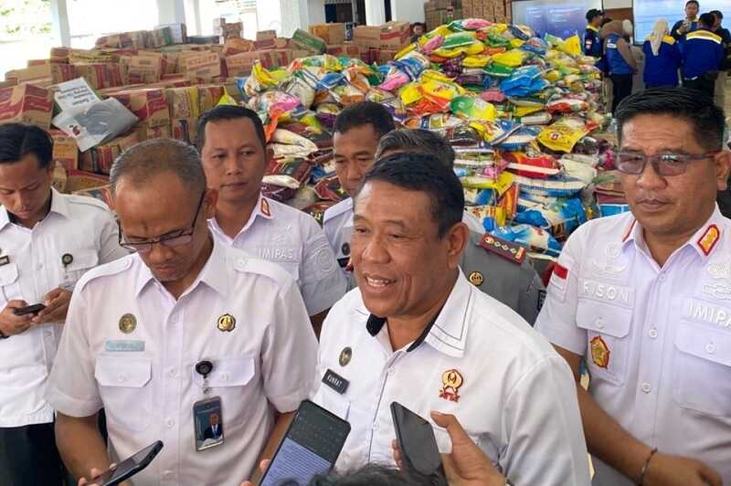 bantuan-banjir-bandang-sumbar-dari-kemenimipas-mendarat-di-teluk-bayur