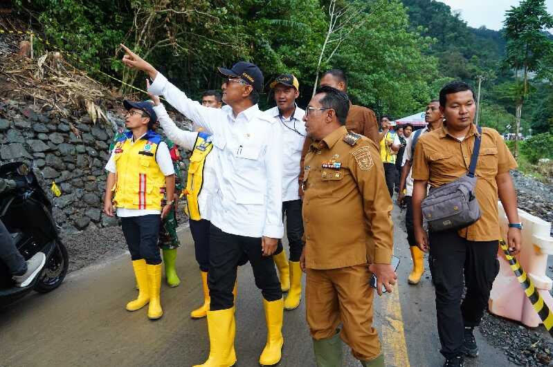 bupati-ajak-menteri-pu-ri-tinjau-kondisi-malalo-pasca-bencana