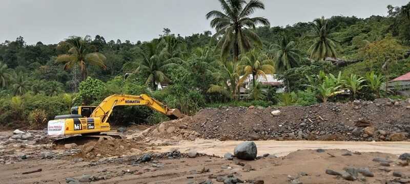 pt-semen-padang-perkuat-penanganan-pascabencana-di-batu-busuk:-alat-berat-bekerja-dua-minggu-tanpa-henti,-fokus-pulihkan-drainase-dan-tanggul-sungai