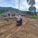jalan-batu-busuk-kembali-terbuka,-semen-padang-peduli-kerahkan-alat-berat-sejak-pagi